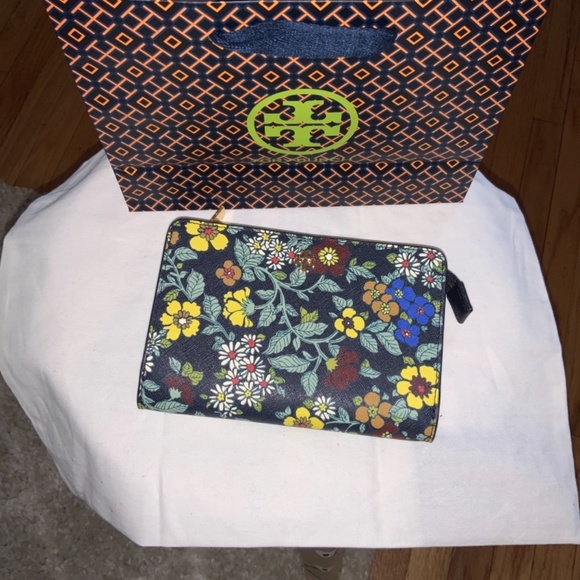 NWT Tory Burch Emerson Printed Wristlet - Picture 2 of 4